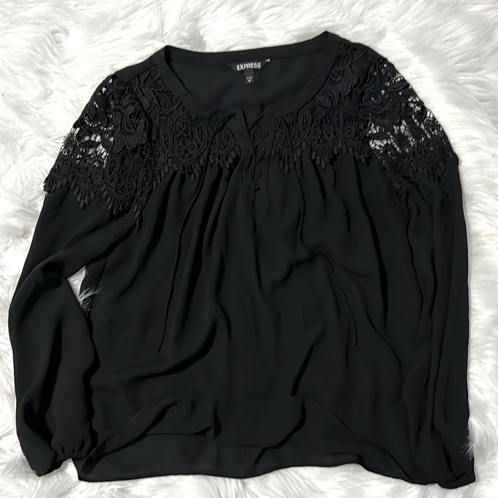 Size m lace shoulder express top